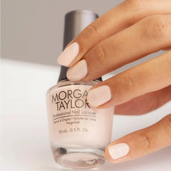 Mano sosteniendo el frasco de esmalte tradicional Morgan Taylor Curls & Pearls