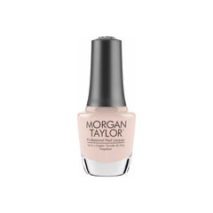 Frasco de esmalte tradicional Morgan Taylor Barely Buff, color Nudes acabado Cream, 15 ml, sobre fondo blanco