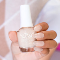 Manicura con esmalte tradicional Morgan Taylor Barely Buff, color Nudes acabado Cream