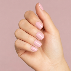 Mano con las uñas pintadas con esmalte tradicional Morgan Taylor Call My Blush, color Rosas acabado Cream