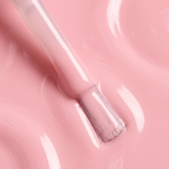 Primer plano del pincel con esmalte tradicional Morgan Taylor Call My Blush, color Rosas acabado Cream, textura del color