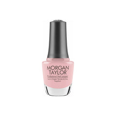 Frasco de esmalte tradicional Morgan Taylor Call My Blush, color Rosas acabado Cream, 15 ml, sobre fondo blanco