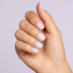 Mano con las uñas pintadas con esmalte tradicional Morgan Taylor Cuddle Bug, color Rosas acabado Cream