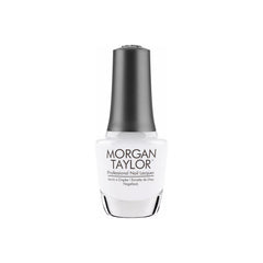 Frasco de esmalte tradicional Morgan Taylor Cuddle Bug, color Rosas acabado Cream, 15 ml, sobre fondo blanco