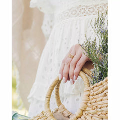 Manicura con esmalte tradicional Morgan Taylor Cuddle Bug, color Rosas acabado Cream