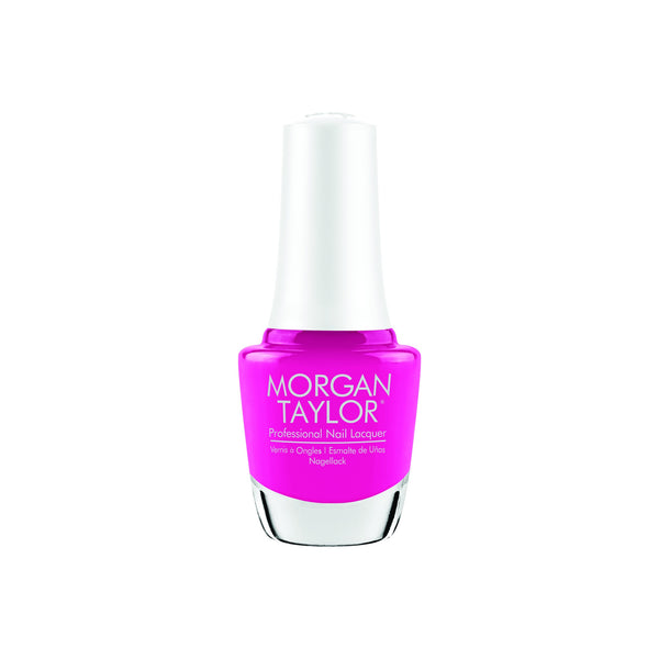 Frasco de esmalte tradicional Morgan Taylor La la Love You!, color Rosas acabado Cream, 15 ml, sobre fondo blanco
