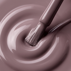 Primer plano del pincel con esmalte tradicional Morgan Taylor From Rodeo To Rodeo Drive, color Mauves acabado Cream, textura del color