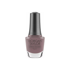 Frasco de esmalte tradicional Morgan Taylor From Rodeo To Rodeo Drive, color Mauves acabado Cream, 15 ml, sobre fondo blanco
