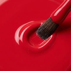 Primer plano del pincel con esmalte tradicional Morgan Taylor Fire Cracker, color Rojos acabado Cream, textura del color