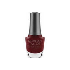 Frasco de esmalte tradicional Morgan Taylor Red Alert, color Borgoñas acabado Cream, 15 ml, sobre fondo blanco
