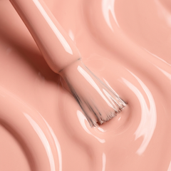 Primer plano del pincel con esmalte tradicional Morgan Taylor Forever Beauty, color Nudes acabado Cream, textura del color