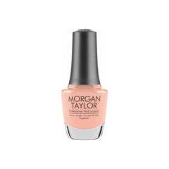 Frasco de esmalte tradicional Morgan Taylor Forever Beauty, color Nudes acabado Cream, 15 ml, sobre fondo blanco