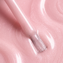 Primer plano del pincel con esmalte tradicional Morgan Taylor Ambience, color Rosas acabado Shimmer, textura del color