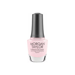 Frasco de esmalte tradicional Morgan Taylor Ambience, color Rosas acabado Shimmer, 15 ml, sobre fondo blanco