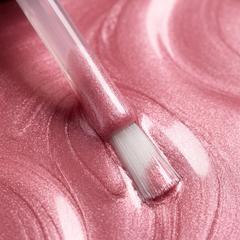 Primer plano del pincel con esmalte tradicional Morgan Taylor Light Elegant, color Rosas acabado Cream, textura del color
