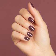 Mano con las uñas pintadas con esmalte tradicional Morgan Taylor Exhale, color Mauves acabado Cream