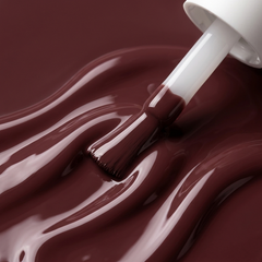 Primer plano del pincel con esmalte tradicional Morgan Taylor Exhale, color Mauves acabado Cream, textura del color