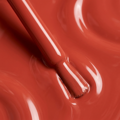 Primer plano del pincel con esmalte tradicional Morgan Taylor Tiger Blossom, color Rojos acabado Cream, textura del color