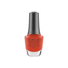 Frasco de esmalte tradicional Morgan Taylor Tiger Blossom, color Rojos acabado Cream, 15 ml, sobre fondo blanco