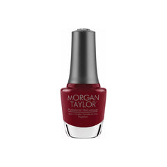 Frasco de esmalte tradicional Morgan Taylor Stand Out, color Borgoñas acabado Cream, 15 ml, sobre fondo blanco