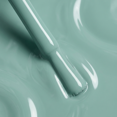 Primer plano del pincel con esmalte tradicional Morgan Taylor Sea Foam, color Verdes acabado Cream, textura del color