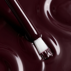 Primer plano del pincel con esmalte tradicional Morgan Taylor Bella's Vampire, color Negros acabado Cream, textura del color