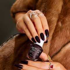 Manicura con esmalte tradicional Morgan Taylor Bella's Vampire, color Negros acabado Cream