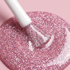 Primer plano del pincel con esmalte tradicional Morgan Taylor June Bride, color Rosas acabado Glitter, textura del color