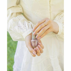 Manicura con esmalte tradicional Morgan Taylor June Bride, color Rosas acabado Glitter