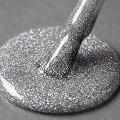 Primer plano del pincel con esmalte tradicional Morgan Taylor Water Field, color Blancos acabado Glitter, textura del color