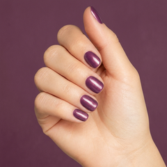 Mano con las uñas pintadas con esmalte tradicional Morgan Taylor Samurai, color Morados acabado Shimmer