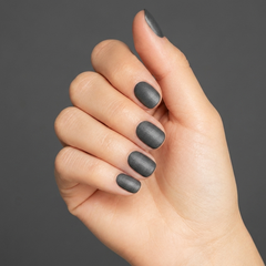 Mano con las uñas pintadas con esmalte tradicional Morgan Taylor Midnight Caller, color Negros acabado Shimmer