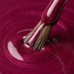 Primer plano del pincel con esmalte tradicional Morgan Taylor Rose Garden, color Rojos acabado Shimmer, textura del color