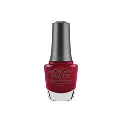 Frasco de esmalte tradicional Morgan Taylor Rose Garden, color Rojos acabado Shimmer, 15 ml, sobre fondo blanco
