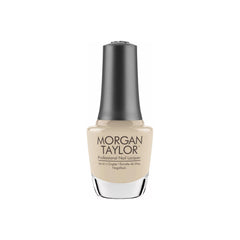 Frasco de esmalte tradicional Morgan Taylor Need a Tan, color Nudes acabado Cream, 15 ml, sobre fondo blanco