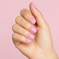 Mano con las uñas pintadas con esmalte tradicional Morgan Taylor Go Girl, color Rosas acabado Cream