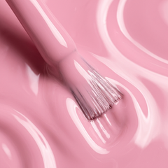 Primer plano del pincel con esmalte tradicional Morgan Taylor Go Girl, color Rosas acabado Cream, textura del color