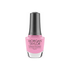 Frasco de esmalte tradicional Morgan Taylor Go Girl, color Rosas acabado Cream, 15 ml, sobre fondo blanco