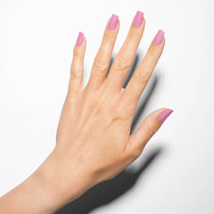 Mano con las uñas pintadas con esmalte tradicional Morgan Taylor Go Girl