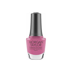 Frasco de esmalte tradicional Morgan Taylor It's a Lily, color Rosas acabado Cream, 15 ml, sobre fondo blanco