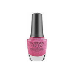 Frasco de esmalte tradicional Morgan Taylor Tutti Frutti, color Rosas acabado Shimmer, 15 ml, sobre fondo blanco