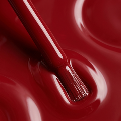 Primer plano del pincel con esmalte tradicional Morgan Taylor Hot Rod Red, color Rojos acabado Cream, textura del color