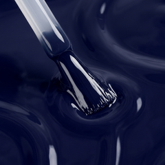 Primer plano del pincel con esmalte tradicional Morgan Taylor After Dark, color Azules acabado Cream, textura del color