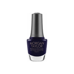 Frasco de esmalte tradicional Morgan Taylor After Dark, color Azules acabado Cream, 15 ml, sobre fondo blanco