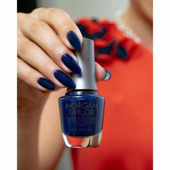 Manicura con esmalte tradicional Morgan Taylor After Dark, color Azules acabado Cream