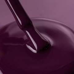 Primer plano del pincel con esmalte tradicional Morgan Taylor Plum And Done, color Borgoñas acabado Cream, textura del color