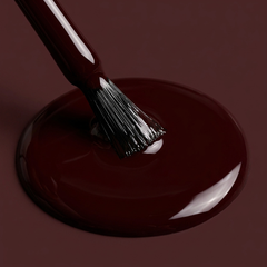 Primer plano del pincel con esmalte tradicional Morgan Taylor Black Cherry Berry, color Borgoñas acabado Cream, textura del color