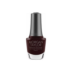 Frasco de esmalte tradicional Morgan Taylor Black Cherry Berry, color Borgoñas acabado Cream, 15 ml, sobre fondo blanco