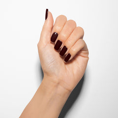 Manicura con esmalte tradicional Morgan Taylor Black Cherry Berry, color Borgoñas acabado Cream