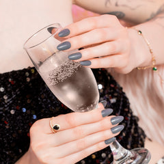 Manicura con esmalte tradicional Morgan Taylor Fashion Week Chic, color Negros acabado Cream